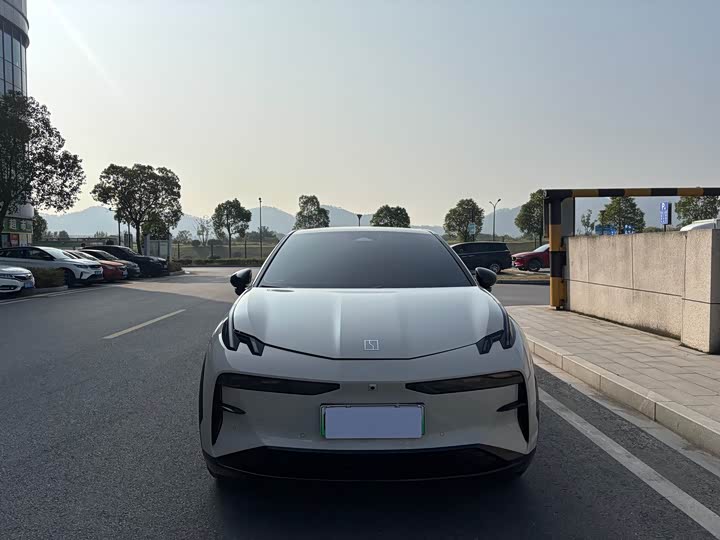 Фото 2 - Zeekr X