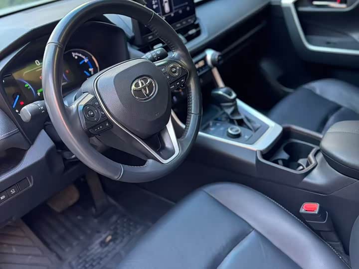 Фото 4 - Toyota RAV4