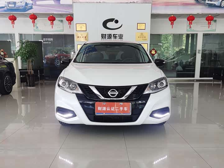 Фото 2 - Nissan Tiida