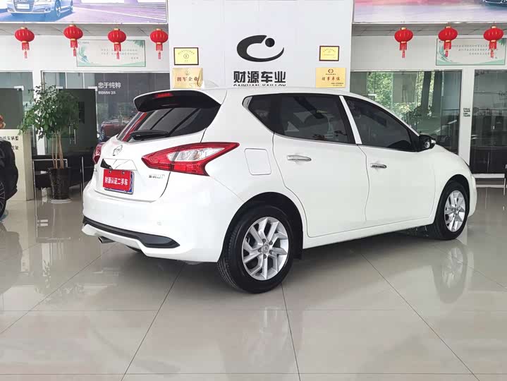 Фото 4 - Nissan Tiida