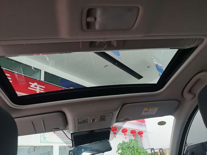 Фото 8 - Nissan Tiida