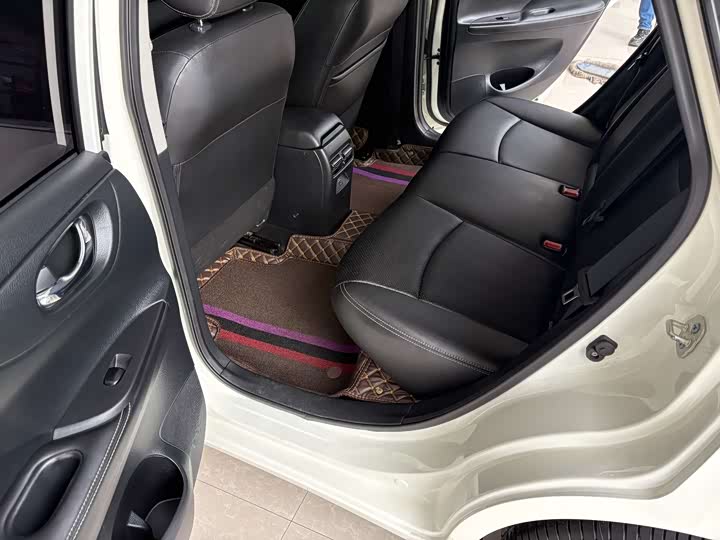 Фото 9 - Nissan Tiida