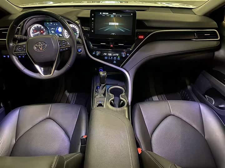 Фото 9 - Toyota Camry