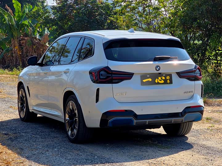 Фото 9 - BMW iX3