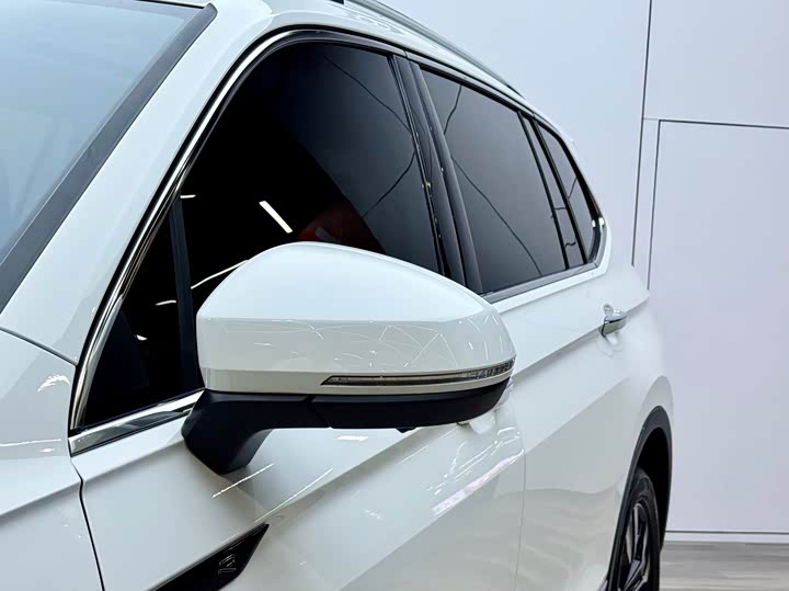 Фото 9 - Volkswagen Tiguan L Pro