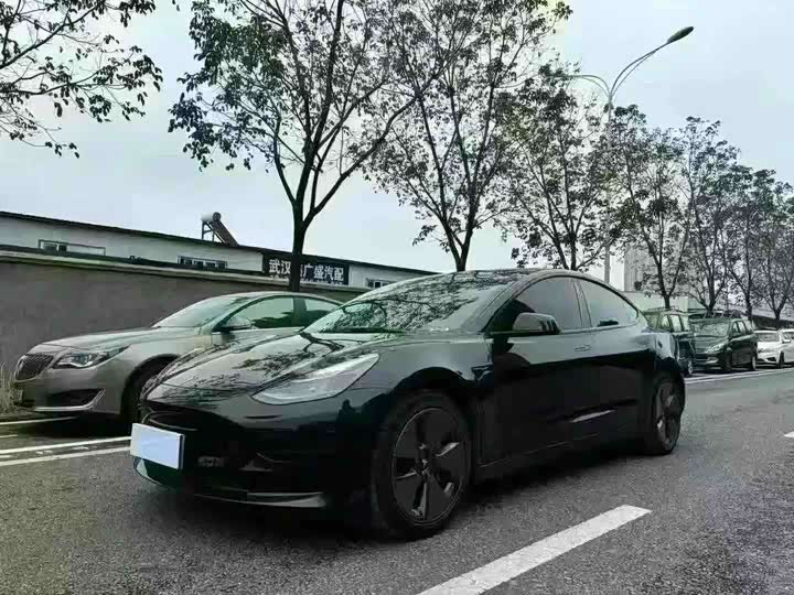 Фото 1 - Tesla Model 3