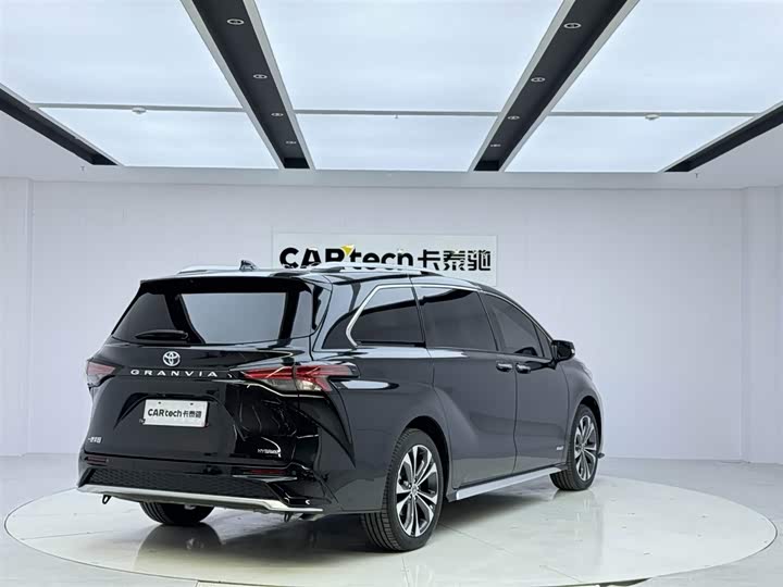 Фото 5 - Toyota Granvia