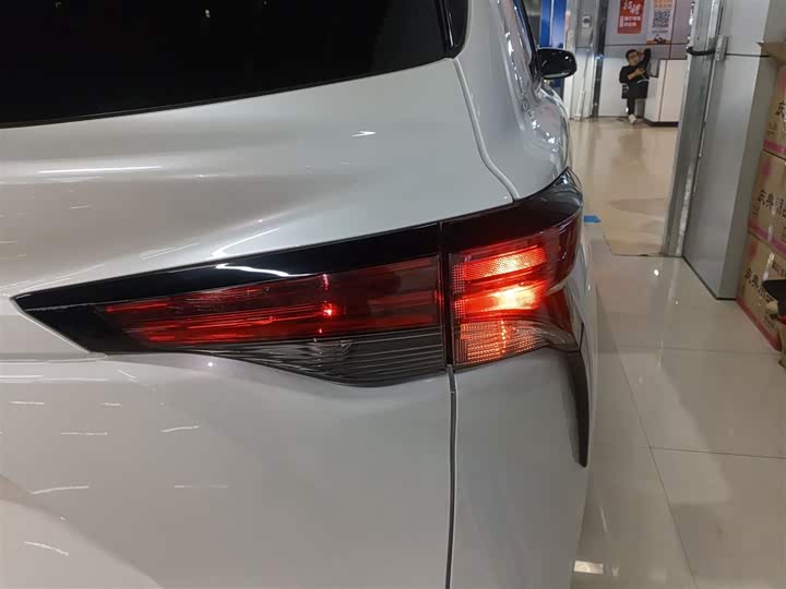 Фото 8 - Toyota Sienna