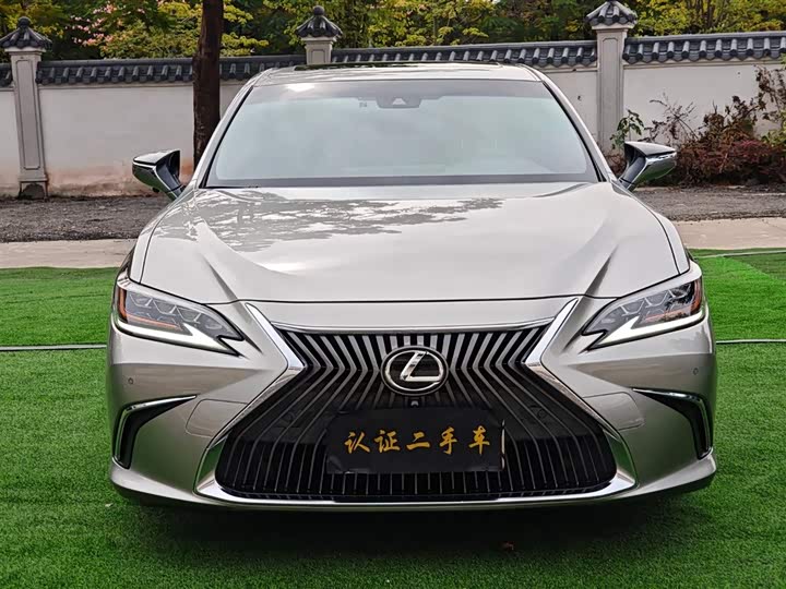 Фото 2 - Lexus ES