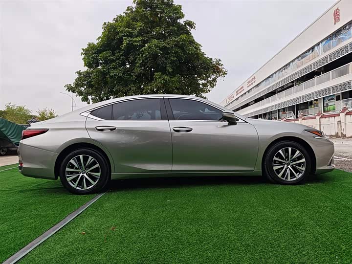 Фото 4 - Lexus ES