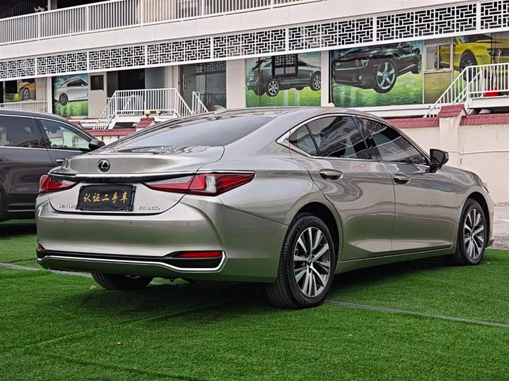 Фото 5 - Lexus ES