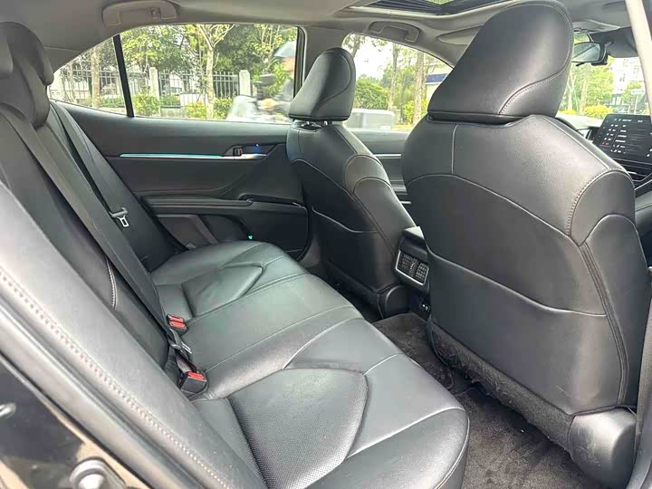 Фото 9 - Toyota Camry