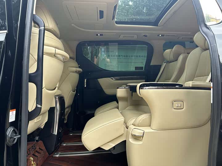 Фото 8 - Toyota Vellfire