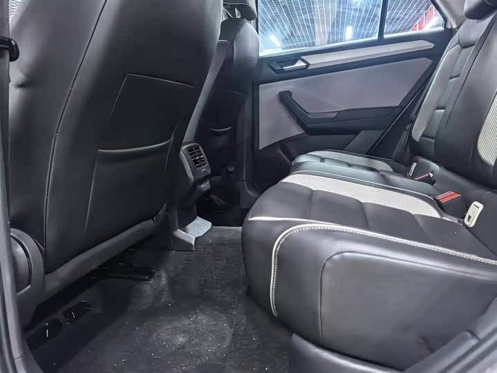 Фото 7 - Volkswagen T-Roc