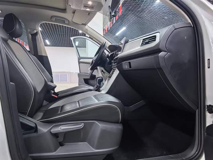 Фото 9 - Volkswagen T-Roc