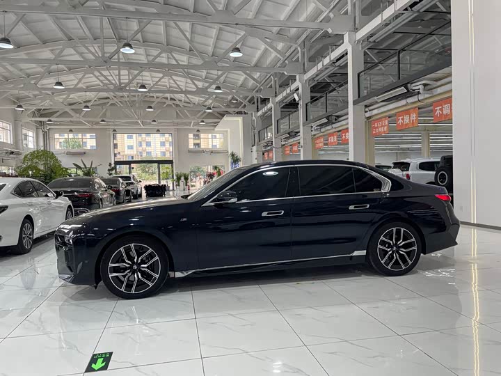 Фото 3 - BMW 7 Series