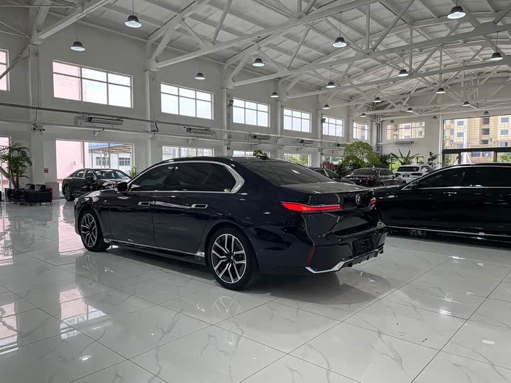 Фото 4 - BMW 7 Series