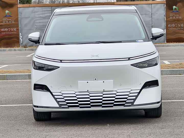 Фото 2 - XPeng X9