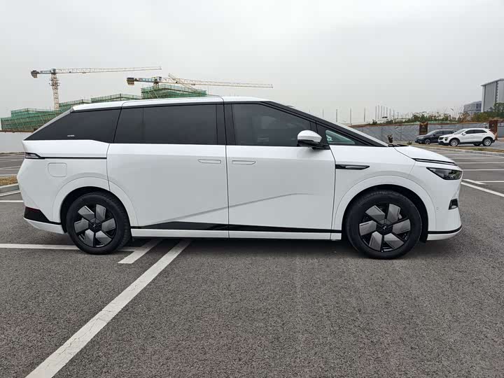 Фото 3 - XPeng X9