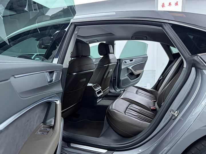 Фото 8 - Audi A7L