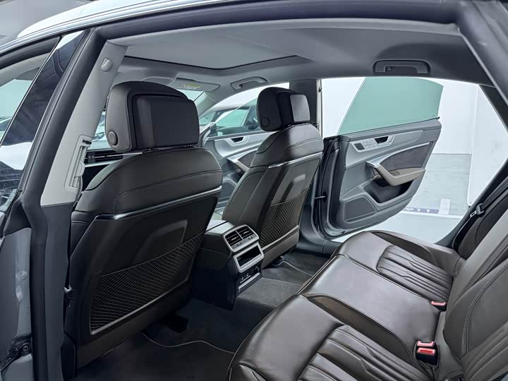 Фото 9 - Audi A7L