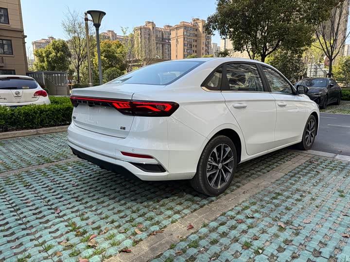 Фото 7 - Geely Emgrand