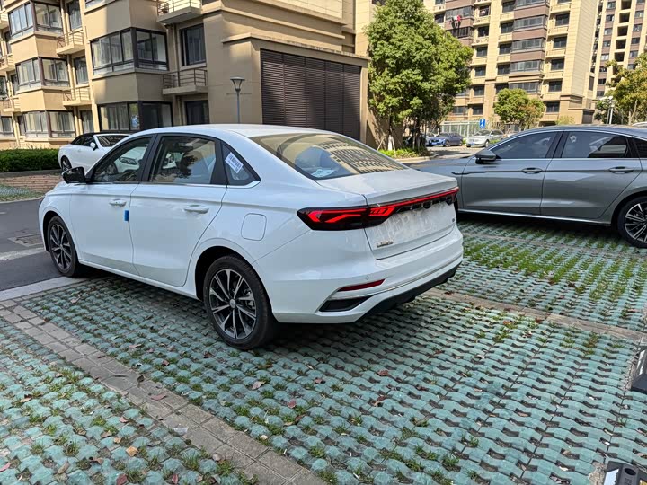 Фото 8 - Geely Emgrand