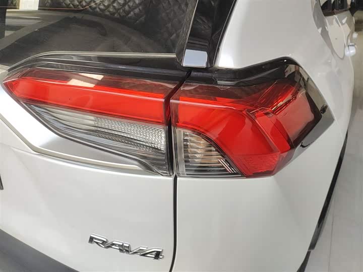 Фото 8 - Toyota RAV4