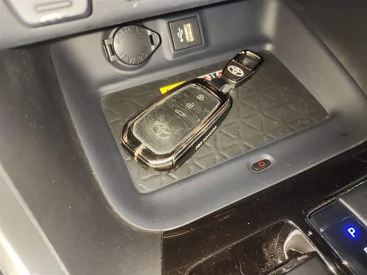 Фото 9 - Toyota RAV4