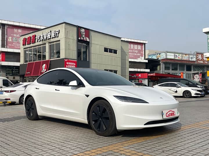 Фото 3 - Tesla Model 3