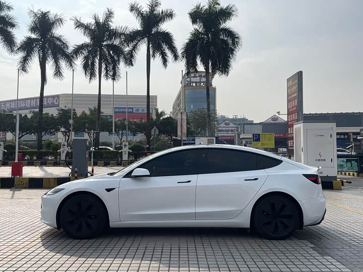 Фото 4 - Tesla Model 3