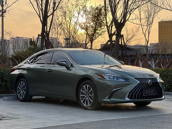 Фото 3 - Lexus ES
