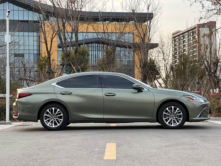 Фото 5 - Lexus ES