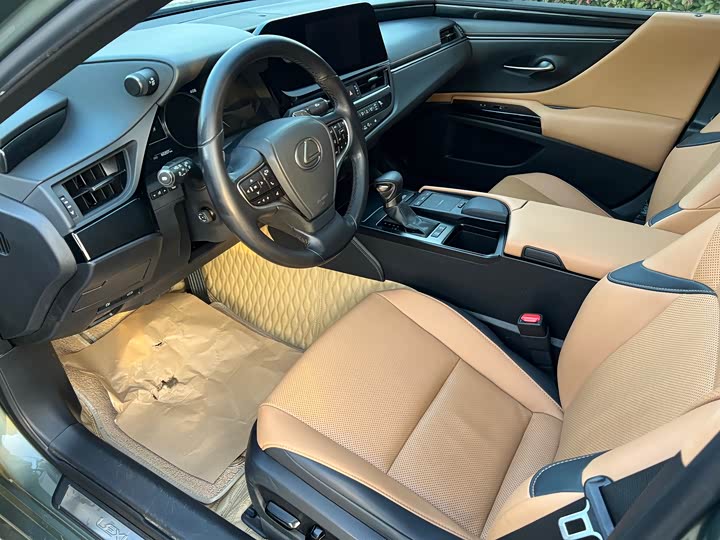 Фото 9 - Lexus ES