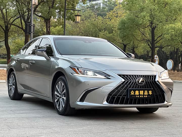 Фото 3 - Lexus ES