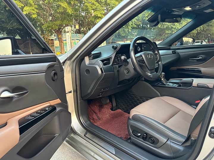 Фото 4 - Lexus ES