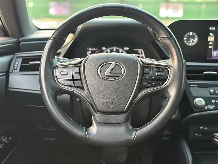 Фото 7 - Lexus ES