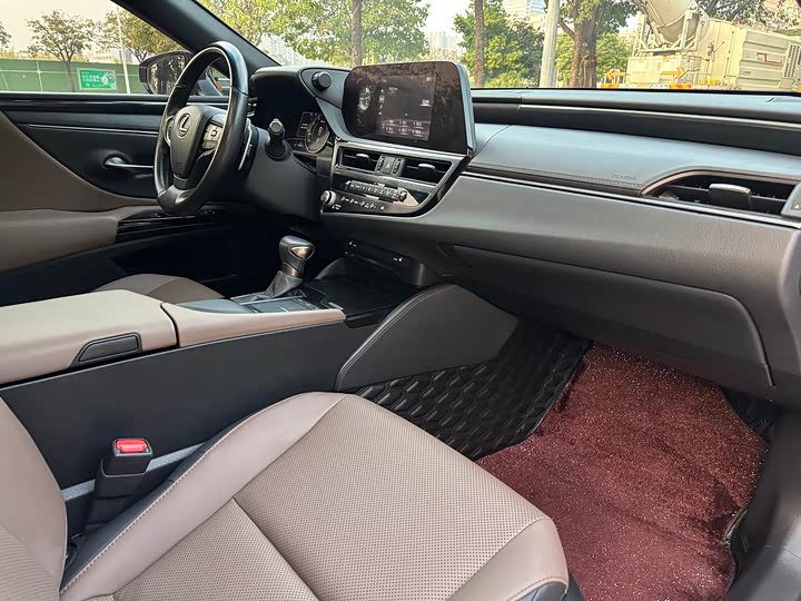 Фото 9 - Lexus ES