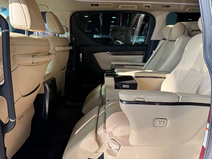 Фото 7 - Toyota Alphard