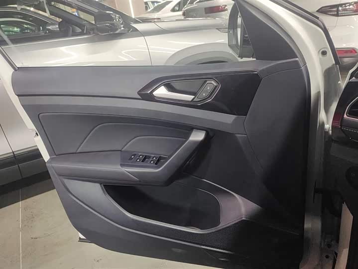 Фото 7 - Volkswagen Tharu