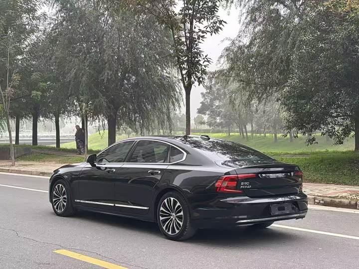 Фото 9 - Volvo S90