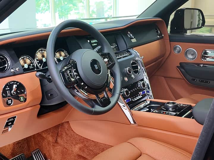 Фото 6 - Rolls-Royce Cullinan