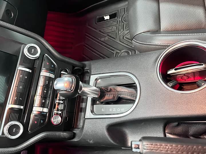 Фото 8 - Ford Mustang