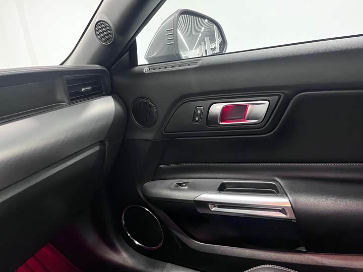 Фото 9 - Ford Mustang