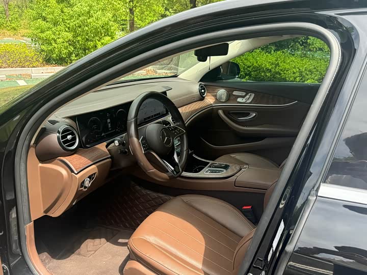 Фото 4 - Mercedes-Benz E-Class