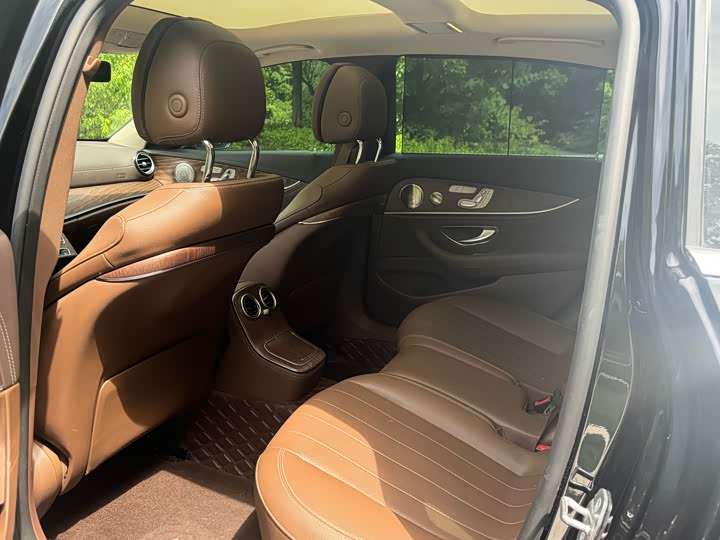 Фото 5 - Mercedes-Benz E-Class