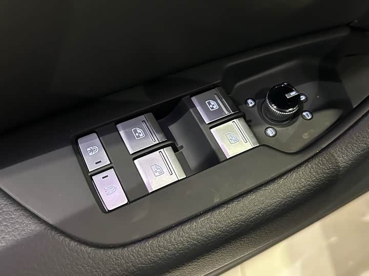 Фото 5 - Audi A6L