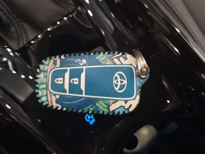 Фото 9 - Toyota C-HR