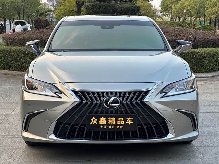 Фото 2 - Lexus ES