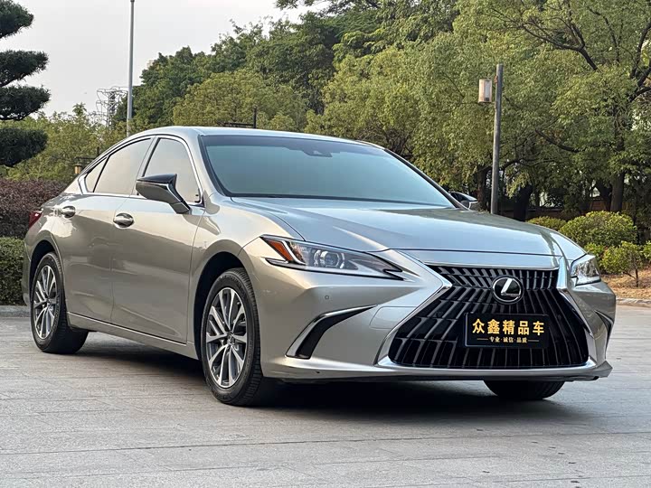Фото 3 - Lexus ES